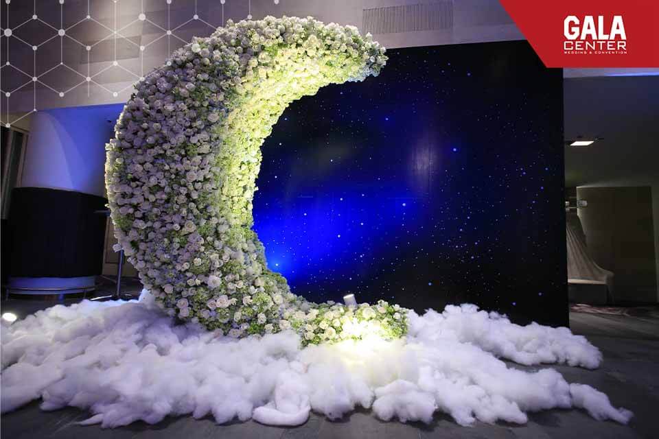Một cổng chào hoành tráng được thực hiện trong một sự kiện của Gala Center