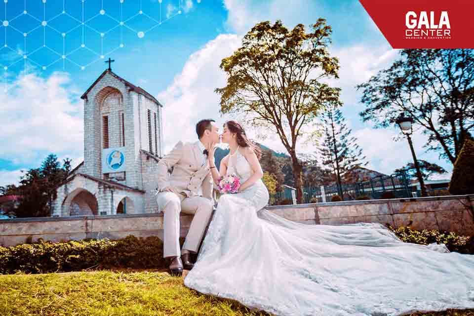 Cặp đôi chụp hình bên cạnh nhà thờ tại Sa Pa