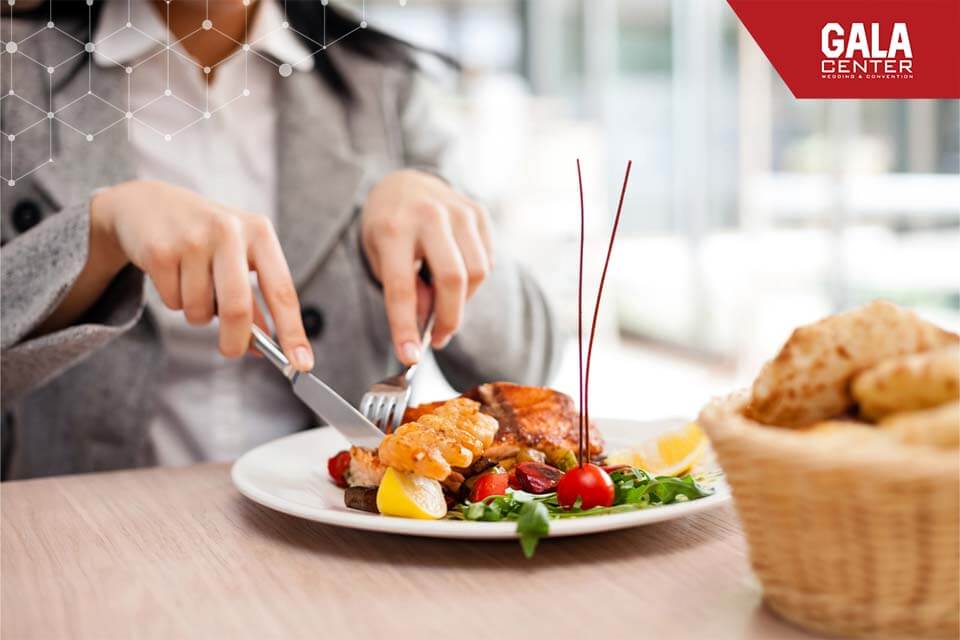 Người châu Âu thường dùng nĩa, muỗng và dao trong khi ăn