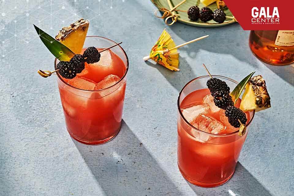 Một ly cocktail hoa quả tươi mát chắc chắn sẽ khiến thực khách thêm say mê