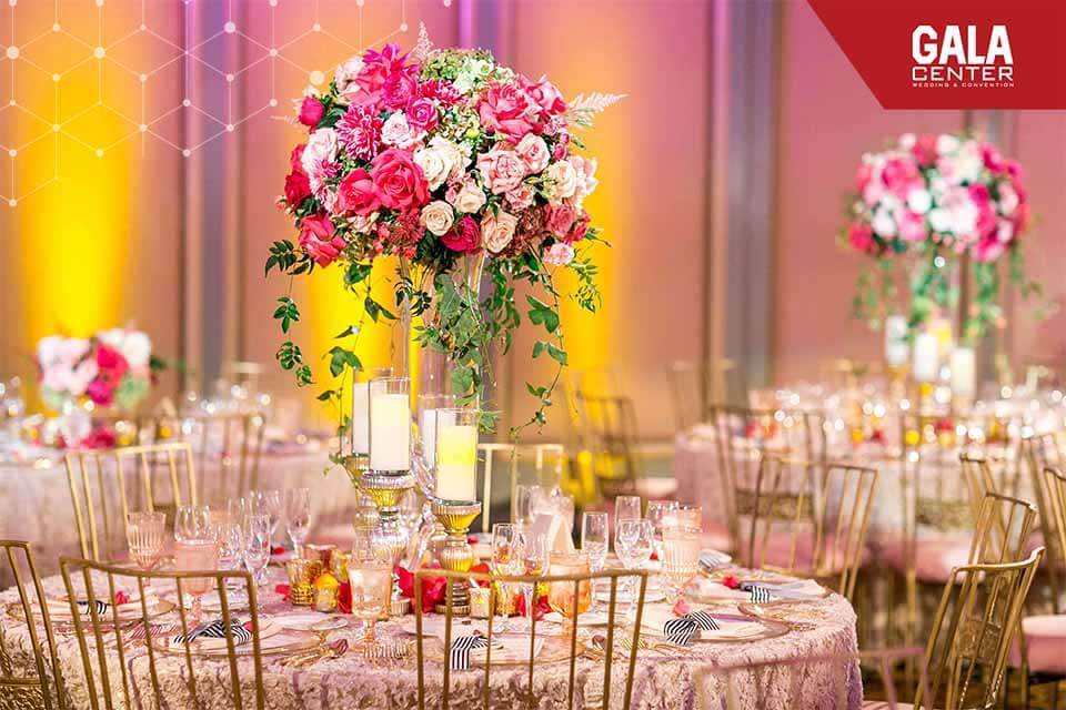 Trang trí sảnh tiệc cưới với màu hồng để không gian thêm tươi trẻ