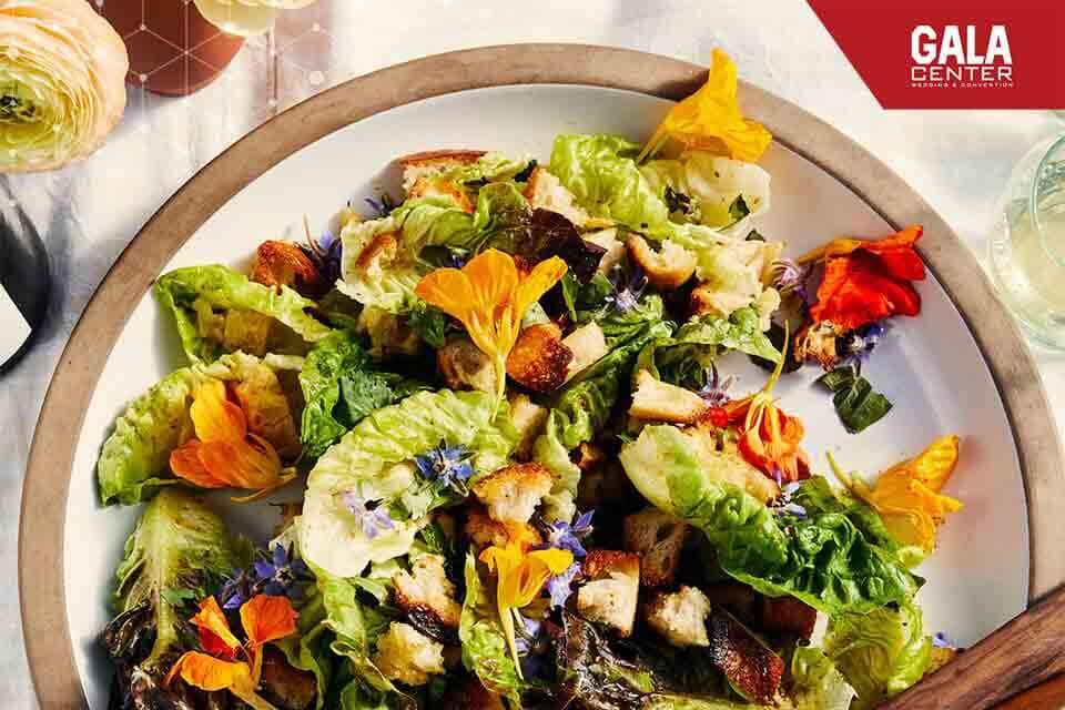 Một dĩa salad rau xanh thêm một chút vị cay cũng đủ để thưởng thức rượu vang