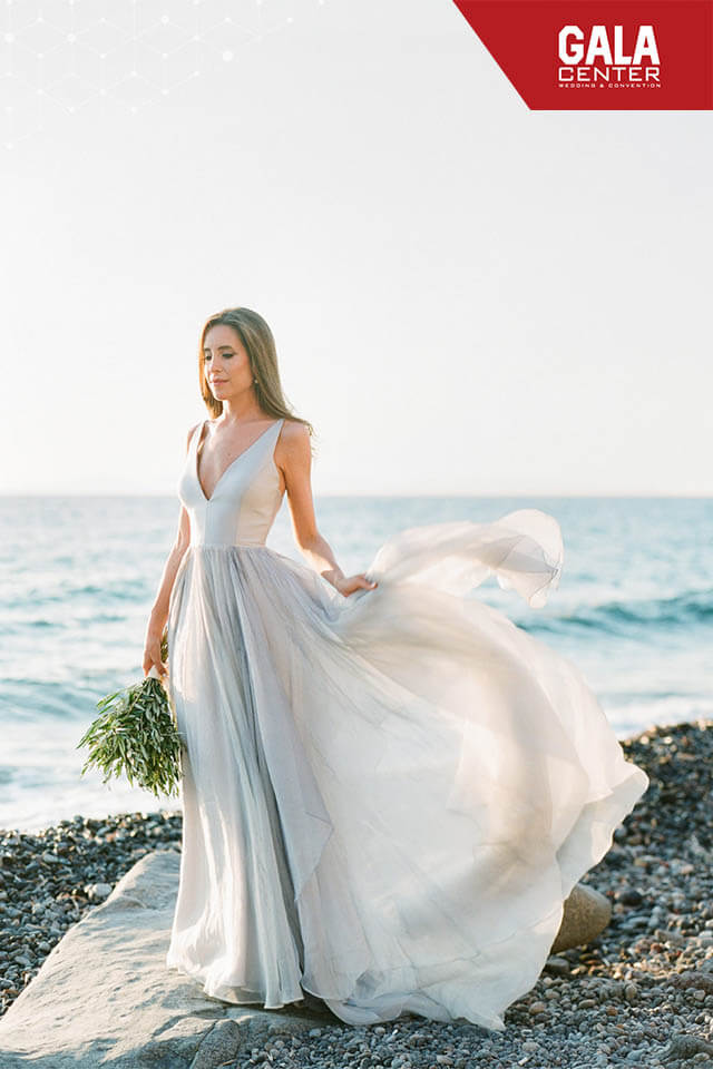 Phong cách minimalism chưa bao giờ lỗi thời và được thể hiện ấn tượng qua những chiếc váy cưới